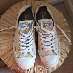women’s cream colored converse